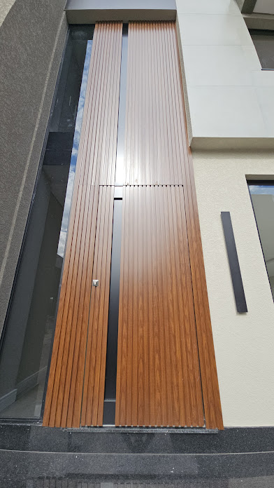 porta em conjunto com revestimento da parede ripado aluminio cerejeira real